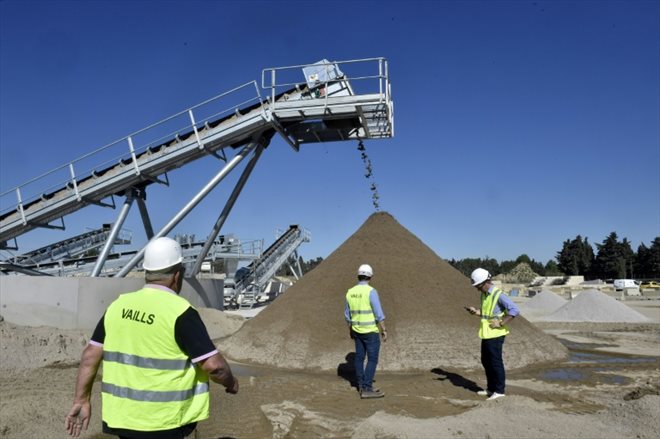 Des employés du site Recyca66, qui recycle des déchets du BTP, le 3 mai 2023 à Baho, dans les Pyrénés-Orientales