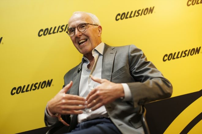 Le milliardaire américain Frank McCourt s'exprime lors d'une interview à la conférence technologique Collision 2024, à Toronto au Canada, le 18 juin 2024