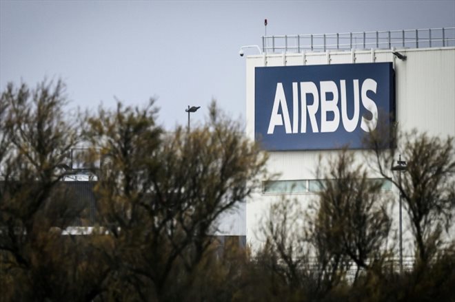 Le logo du constructeur aéronautique Airbus sur la façade d'une usine, à Montoir-de-Bretagne, dans l'ouest de la France, le 3 janvier 2023