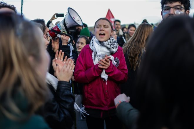 La militante écologiste Greta Thunberg dans un cortège de manifestants réclamant l'arrêt d'un projet de huit nouveaux forages pétroliers près d'Arcachon, le 11 février 2024 à Bordeaux 