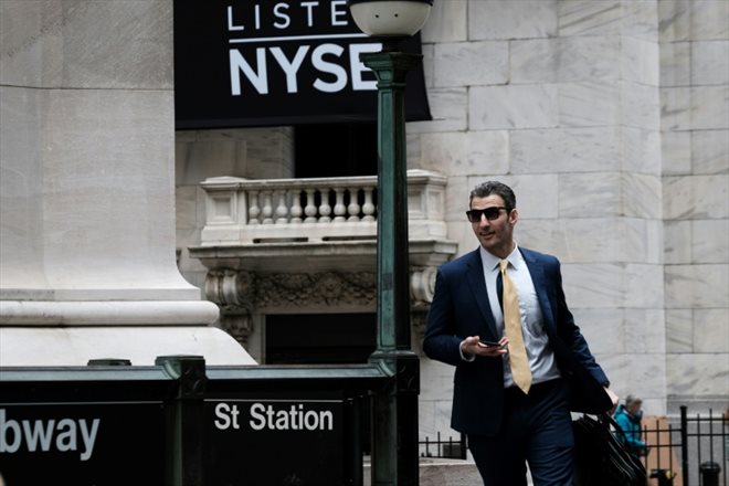 L'entrée du New York Stock Exchange et celle de la station Wall Street