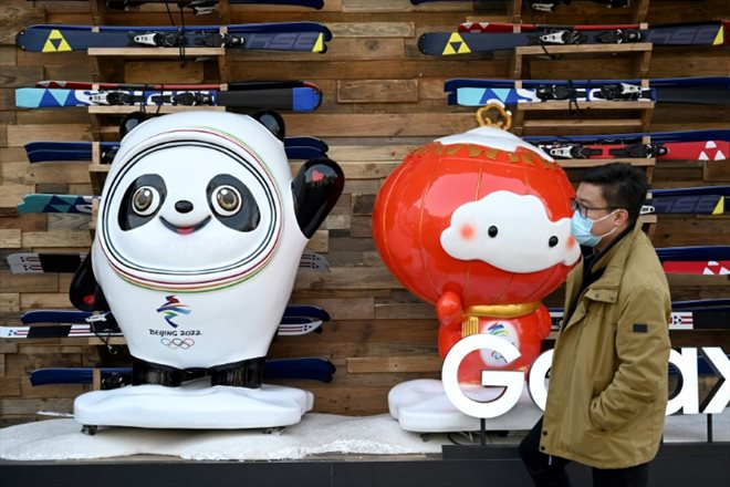 La mascotte des olympiques Bing Dwen Dwen trône au côté de la paralympique Shuey Rhon Rhon dans une boutique de Pékin, le 9 février 2022 