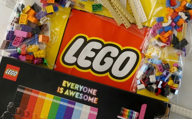 Le danois Lego a annoncé une baisse de 5% de son bénéfice net en 2023 à 13,1 milliards de couronnes (1,76 milliard d'euros) mais a conforté sa place de numéro un mondial du jouet