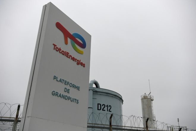 Entrée du site de l'usine TotalEnergies à Grandpuits, le 21 novembre 2022