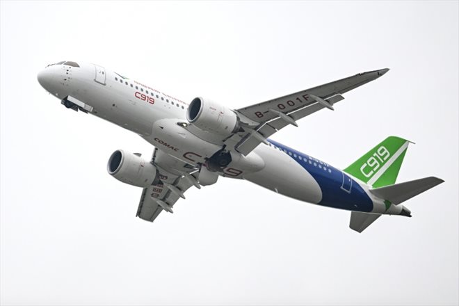 Le nouvel avion de ligne chinois, le C919, lors d'un vol de démonstration au salon aéronautique de Zhuhai, dans le sud de la Chine, le 8 novembre 2022