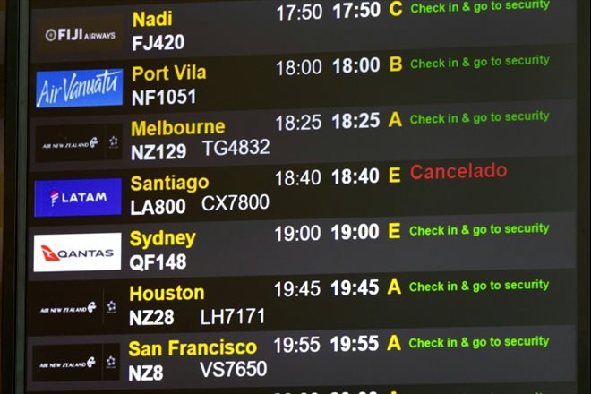 Un vol de la Latam Airlines annulé sur un écran d'information à l'aéroport d'Auckland, au lendemain d'un incident technique sur un Boeing 787 de la compagnie, le 12 mars 2024 en Nouvelle-Zélande