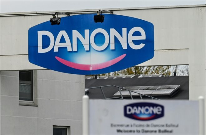 Les ONG ClientEarth, Surfrider Foundation Europe et Zero Waste France veulent qu'un juge contraigne la multinationale française des yaourts et bouteilles d'eau Danone à s'affranchir de sa dépendance au plastique qui échoue souvent dans la nature