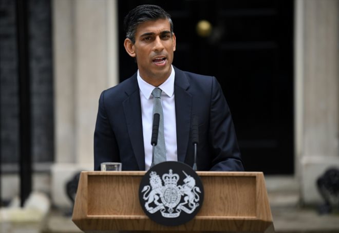 Le nouveau Premier ministre britannique Rishi Sunak devant le 10 Downing Street, le 25 octobre 2022 à Londres