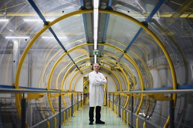 Luc Vandermaesen, PDG de l'Association de la Moutarde de Bourgogne (AMB) et directeur de la société Reine de Dijon, pose à l'usine à Fleurey-sur-Ouche, département de la Côte-d'Or, le 7 septembre 2022