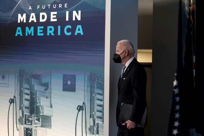 Joe Biden à Washington le 8 février 2022, à l'occasion d'un événement annonçant entre autres la création d'une usine de stations de chargement pour les véhicules électriques dans le Tennessee