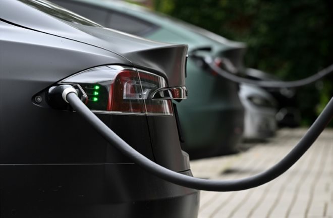 Le bonus écologique pour l'achat d'un véhicule électrique va passer de 5.000 à 4.000 euros pour les Français les plus aisés, selon un décret paru au Journal officiel