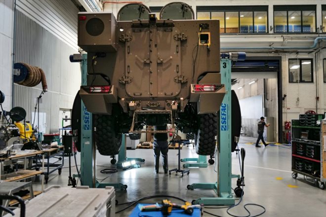 Un employé travaille sur un véhicule blindé Serval sur le site de Nexter, le 4 juillet 2023 à Roanne