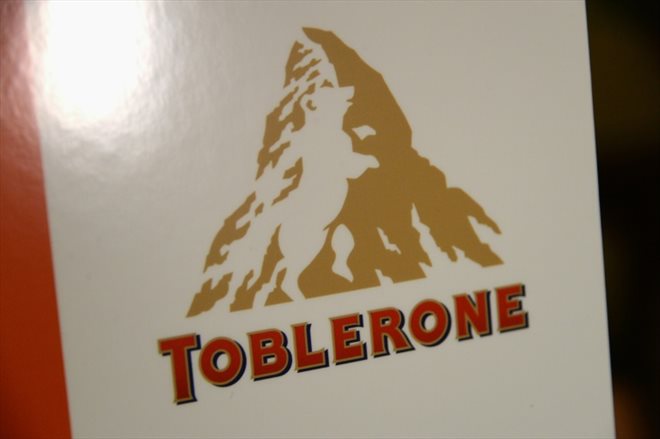 Le logo Toblerone évoquant les sommets des Alpes suisses