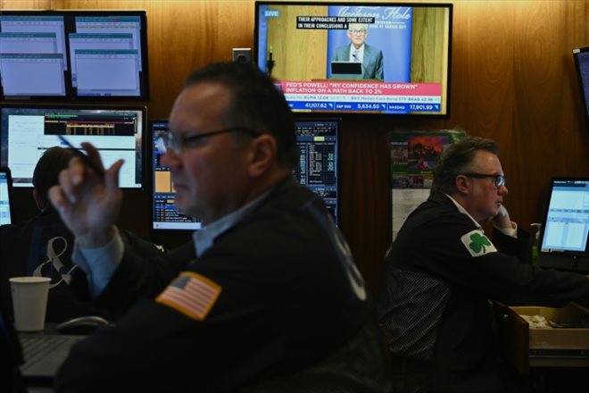 Un écran de télévision diffuse à la Bourse de New York (NYSE) à New York,le discours du président de la Fed, Jerome Powell, le 23 août 2024