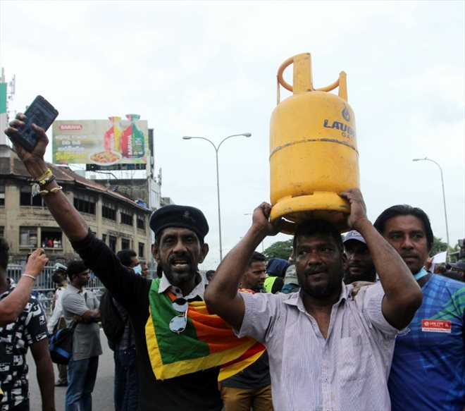 Manifestation de militants d'opposition pour dénoncer les pénuries de gaz de cuisine et autres produits essentiels que le pays ne peut plus importer, le 30 juin 2022 à Colombo, la capitale