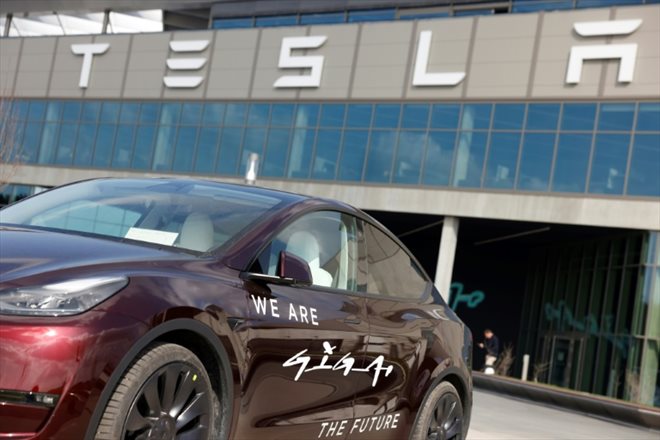 Un Model Y de Tesla devant l'usine du groupe à Grünheide, en Allemagne, le 13 mars 2024