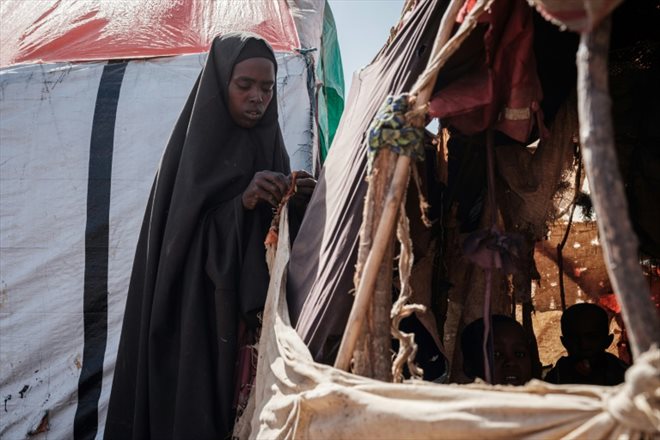 Salado Adan Mohamed, 26 ans et mère de trois enfants, arrange son abri de fortune dans le camp de déplacés de Muuri à Baidoa (Somalie), le 13 février 2022.