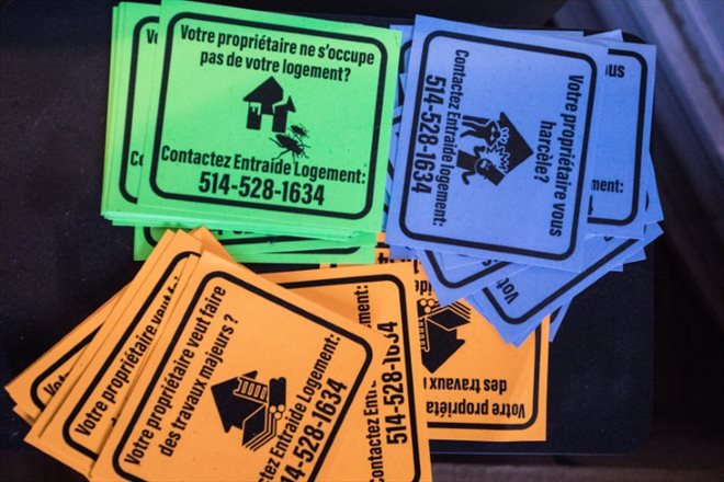 Des affichettes pour le droit au logement des locataires, dans l'appartement de Jean-François Raymond, le 25 mars 2023 à Montréal, au Québec