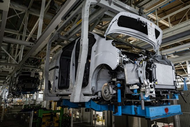 Un véhicule en cours de fabrication dans l'usine de Stellantis à Hordain (Nord), le 27 octobre 2022