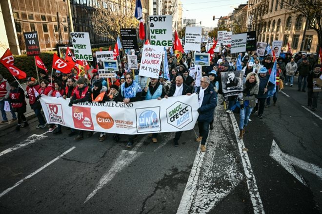 Manifestation à Saint-Etienne, le 17 décembre 2023, à l'appel de l'intersyndicale de Casino, pour défendre les emplois et dire leur attachement à l'enseigne emblématique de la ville