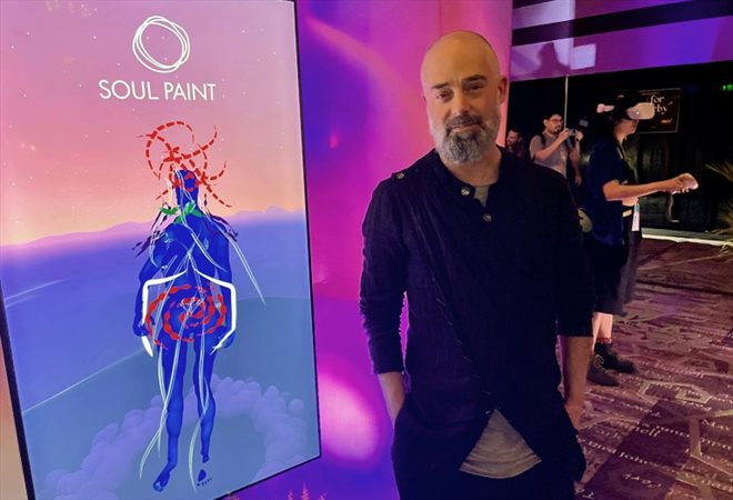 Niki Smit, un des inventeurs de Soul Paint, à côté d'un dessin réalisé par un des utilisateurs de l'application qui permet de représenter ses émotions sur son corps, au festival SXSW d'Austin, Texas, le 12 mars 2024