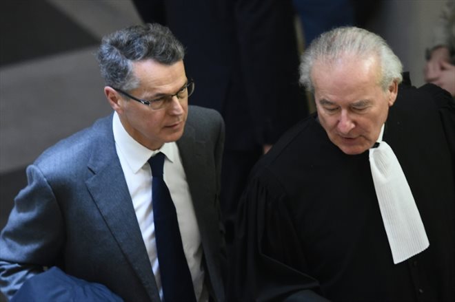 Laurent Renard (g), directeur général délégué aux finances du groupe Bourbon, à la sortie du tribunal de Marseille, le 18 mars 2019