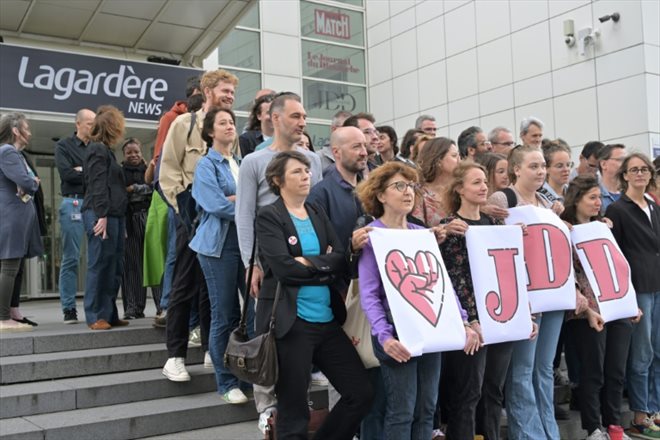 Des employés du Journal du Dimanche entament leur 13e jour de grève à Paris, le 5 juillet 2023