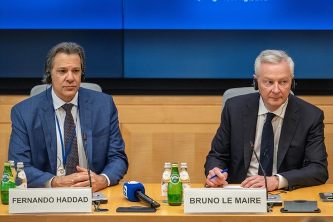 Fernando Haddad et Bruno Le Maire lors d'une conférence de presse au siège du FMI à Washington, le 17 avril 2024