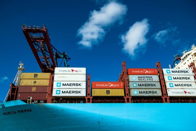 Un porte-conteneur du groupe Maersk dans le port de Göteborg en Suède, le 24 août 2020