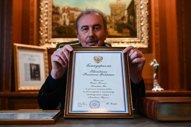 Renato Pologna exhibe le certificat signé par Boris Eltsine en 1996, à Cantu dans le Nord de l'Italie, le 17 février 2022