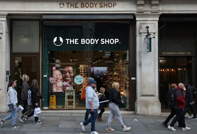 Des piétons passent devant une succursale de The Body Shop sur Regent Street, dans le centre de Londres, le 12 février 2024