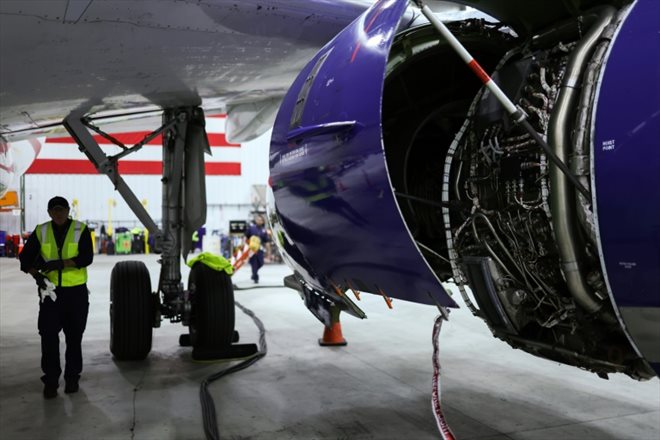 Un technicien de maintenance de JetBlue, près d'un Airbus A320, à New York le 4 mars 2024
