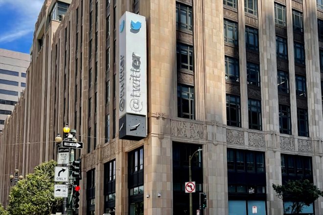 Le logo Twitter partiellement enlevé du siège de l'entreprise à San Francisco, en Californie, le 24 juillet 2023