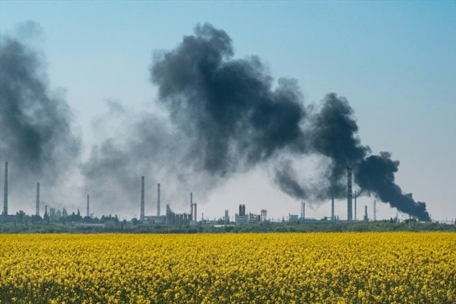 De la fumée s'élève au-dessus d'une raffinerie près de Lysychansk, dans l'est de l'Ukraine, après des bombardements le 9 mai 2022