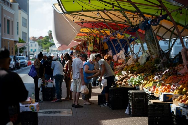 Le marché flottant de Willemstad, à Curaçao, dans les Caraïbes néerlandaises, le 13 mars 2024