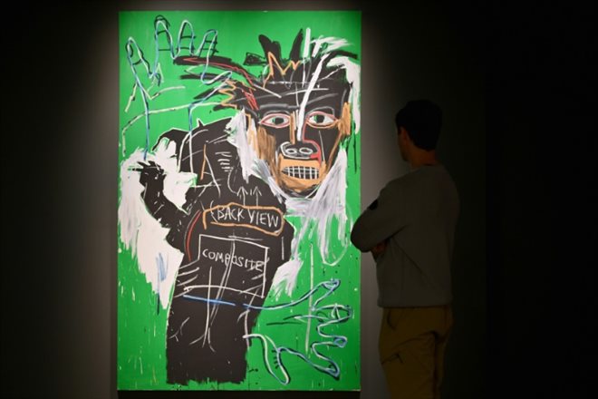 Un autoportrait du peintre américain Jean-Michel Basquiat Self Portrait as a Heel, Part Two, exposé chez Sotheby's à New York avant sa mise aux enchères,  le 2 novembre 2023