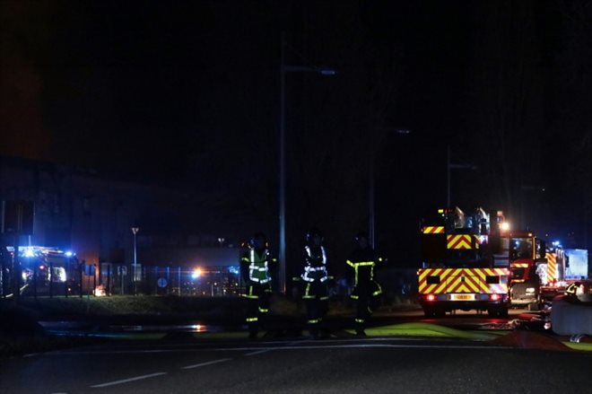 Des pompiers en intervention sur l'incendie qui s'est déclaré dans un bâtiment industriel loué par Bolloré Logistics à Grand-Couronne, au sud du Rouen, le 16 janvier 2023