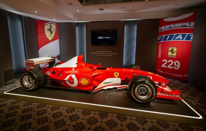 Une Ferrari de Formule 1 pilotée par le légendaire pilote allemand Michael Schumacher en 2003 a été vendue mercredi pour la somme record de 14,63 millions de francs suisses (14,81 millions d'euros) lors d'une vente de la maison Sotheby's à Genève mercredi 9 novembre 2022