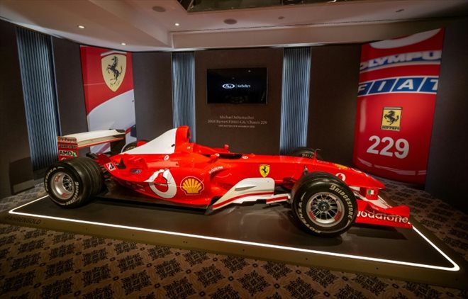 Une Ferrari de Formule 1 pilotée par le légendaire pilote allemand Michael Schumacher en 2003 a été vendue mercredi pour la somme record de 14,63 millions de francs suisses (14,81 millions d'euros) lors d'une vente de la maison Sotheby's à Genève mercredi 9 novembre 2022