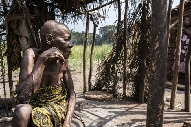 Pauline Ndakpema, une pygmée Aka, attend que ses enfants reviennent de la chasse à Mbata, dans la région de la Lobaye au sud-ouest de la Centrafrique, le 24 janvier 2023