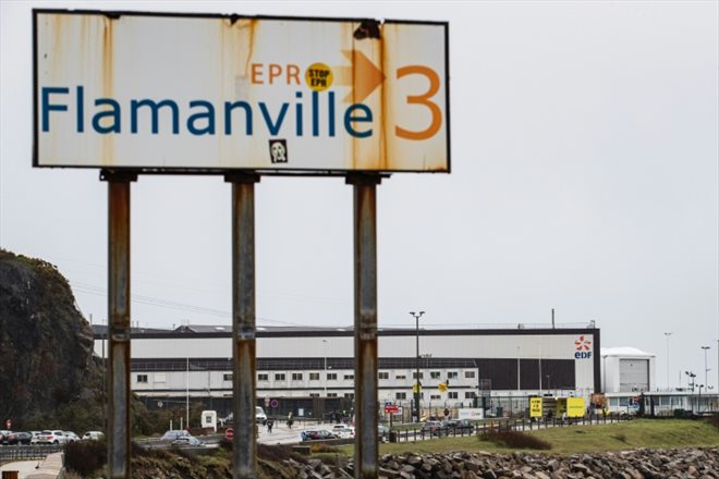 A l'entrée du site nucléaire  de Flavanville, dans la Manche, le 31 mars 2022