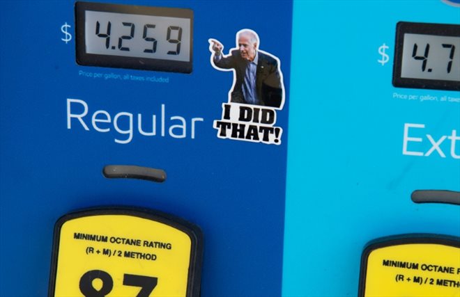 Un sticker de Joe Biden avec écrit C'est moi qui l'ai fait, pointant vers les prix de l'essence à une station-service d'Arlington, près de Washington, le 16 mars 2022