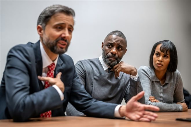 Le président du Fida Alvaro Lario (g), l'acteur britannique Idris Elba (c) et son épouse, la mannequin Sabrina Dhowre Elba, lors d'une interview avec l'AFP au Forum économique mondial de Davos, le 16 janvier 2023 en Suisse