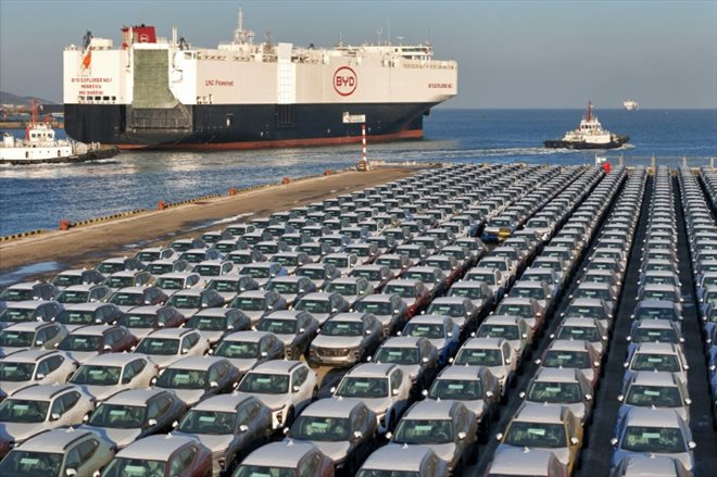 Photo prise le 10 janvier 2024 de voitures électriques chinoises destinées à l'export dans le port de Yantai, dans la province du Shandong (nord-est de la Chine)