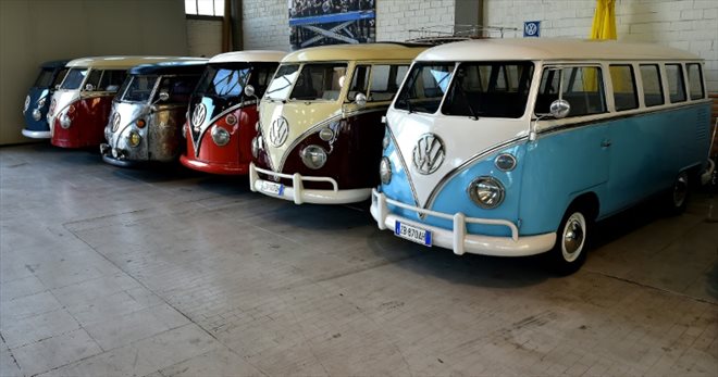 Des vans Volkswagen d'époque garés dans un garage après avoir été entièrement restaurés par des mécaniciens de l'entreprise spécialiste T1, le 3 novembre 2016 à Florence