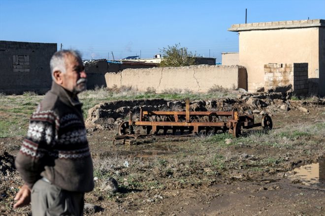 Adnan Sabri, agriculteur à la retraite, près de son matériel et de ses machines agricoles dans le village de Kardim, le 14 décmbre 2023 dans le nord-est de la Syrie