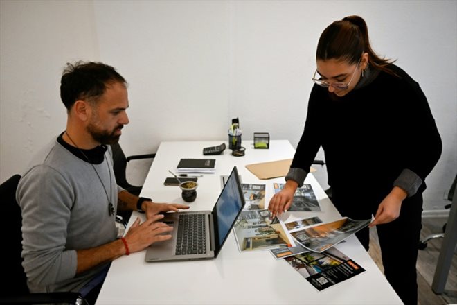 Les courtiers immobiliers Sebastian Resgardo (g) et Chiara Pollini, le 22 mai 2023 à Buenos Aires, en Argentine