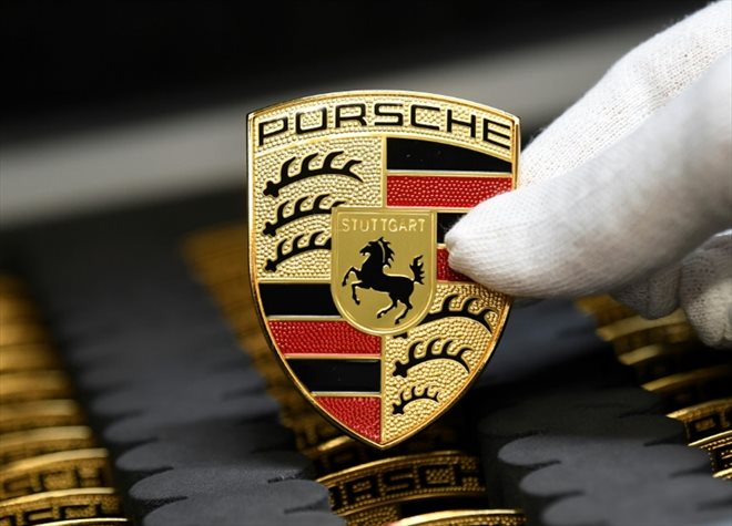 Photo d'archives du logo de la marque de luxe Porsche que Volkswagen projette de placer en bourse pour financer sa transition électrique, à Stuttgart, sud de l'Allemagne, le 4 mars 2020