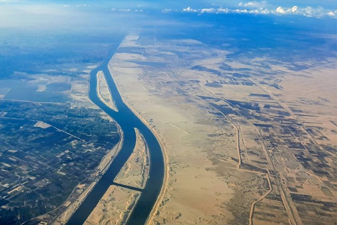 Vue aérienne de la nouvelle extension du canal de Suez, inaugurée en 2015 à al-Ferdan, au nord d'Ismailia, le 23 mars 2024 dans le nord-est de l'Égypte