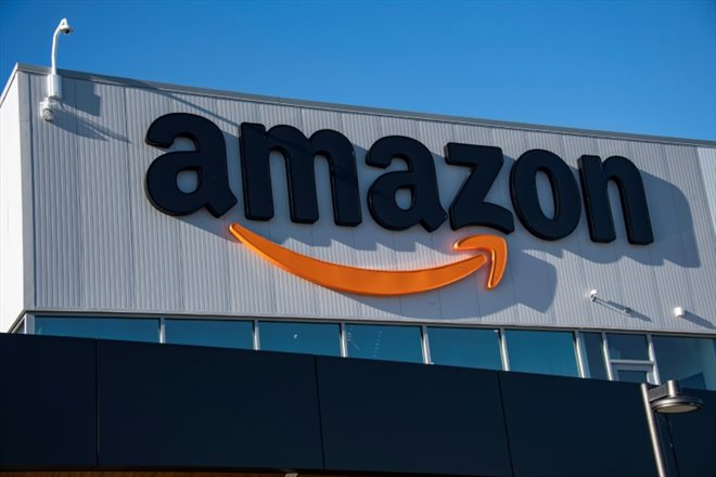 Le logo d'Amazon, sur un bâtiment à Westborough, dans le Massachusetts, aux Etats-Unis, en 2022